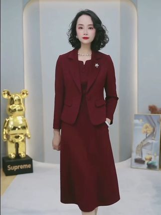 时尚#穿搭 喜婆婆2025春季中老年女装修身酒红色连衣裙二件套时尚女神范长袖#面料柔软舒适 #谁穿谁好看 #美出高级感 #爆款热卖中 @DOU+小助手 @DOU+好生意 @DOU+上热门
