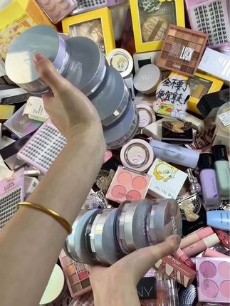 赶快来！冲了！这里各种美妆应有尽有～ 来拿来拿！早上7.30开始，超多的化妆品 快来直接拿走！#平价彩妆 #腮红 #粉饼 #唇釉#假睫毛