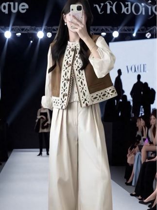 早秋时尚穿搭女装一整套,新款咖色马甲长袖衬衫高腰阔腿裤三件套#女神穿搭 #穿出高级感 #真好看 #小个子秋冬穿搭 @DOU+小助手