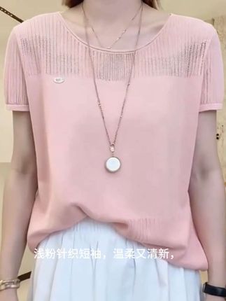 浅粉针织短袖,温柔又清新💖 镂空设计添轻盈感,宽松版型超藏肉~ 搭白裙、配项链,日常出街氛围感拉满,轻松拿捏甜美松弛感✨, ,#针织短袖 #粉色系穿搭 #夏日小衫 #温柔风上衣 #穿搭分享