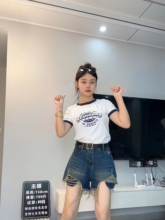 我也来装嫩一下,当我穿上少女感衣服时,我也是个纯情少女🤭#今日穿搭look #小个子穿搭 #谁穿谁好看系列 #显瘦穿搭 #西瓜广场舞