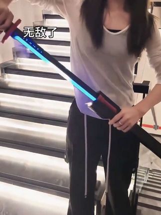 哪有男孩子能顶住火花光剑的诱惑#光剑 #炫酷 #玩个很新的东西
