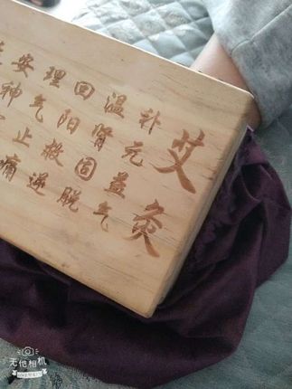 趁现在没上班好好给自己做个全身的疏通去寒去湿,无湿无寒无毒一身轻松,灸下脚底暖暖的可舒服了😊😊,打通脚底部的微循环,几杯奶茶的钱,冬天手脚冰冷的姐妹你确定不给自己安排一下,灸腰部灸肚子灸头部,套在艾灸盒的布灸了脚底嫌脏还可以自己清洗一下,另外自行网够艾灸专用打火机,使用更方便呀