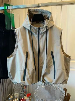 - 抖音2025春秋高级感宽松运动风冲锋衣连帽马甲背心慵懒感休闲外套上衣#连帽马甲 #洋气减龄 #春季新款 #高级感穿搭#时尚百搭冲锋衣马甲
