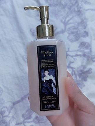 秋冬天就是麻烦,洗完澡身上必 须要涂点身体乳不然腿太干了,闺蜜推荐这款身体乳好好用,涂上去好香,老公都以为喷香水了呢#身体乳