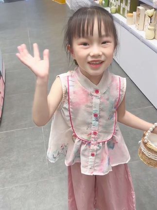 青衿拂过廊下竹影,小袄绣着软云几缕。她提着裙摆跑过石桥,发间银簪叮咚,像把江南的春天,都穿成了灵动的诗。#萌娃夏季穿搭 #夏天该有的样子 #生女儿就是用来打扮的 #国风古韵 #国风穿搭