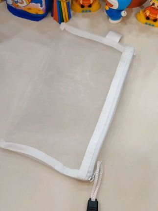 学生透明网纱笔袋来了,容量大很能装,各种笔和一些小文具都能装,网纱的设计拿取方便,一目了然#学习用品#文具安利#笔袋#透明笔袋#网纱笔袋