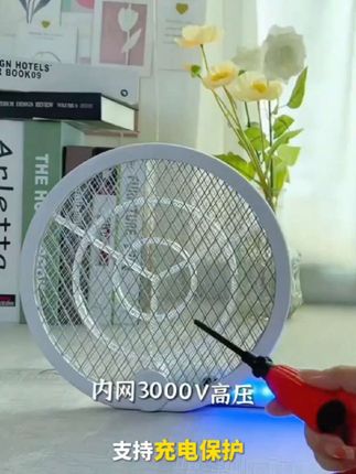 还在为追着蚊子满屋跑烦恼?这款二合一折叠电蚊拍必须安排! 展开是强劲电蚊拍,挥一挥精准灭蚊,再狡猾的蚊子也跑不掉;折叠秒变插电灭蚊灯,睡前插上,整夜自动诱捕,睡醒就是无蚊世界~ 不用费心打理,省时又省力,简直是夏日居家神器!难怪成了网红爆款,用过的都夸方便实用~ #蚊子克星 #二合一折叠电蚊拍 #插电灭蚊灯 #居家好物 #网红同款