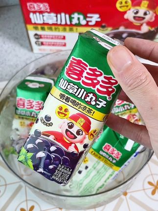 这个凉茶边喝边嚼,吸溜一口,别提多爽!#一杯饮料的快乐 #好喝的饮料 #清凉一夏