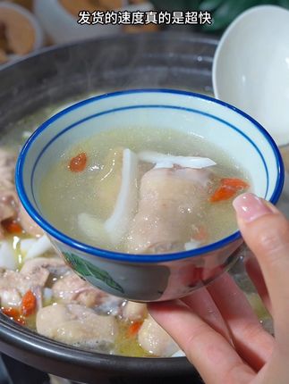 和我在海南吃的椰子鸡一样的味道,鸡肉鲜嫩,汤汁鲜甜,椰香满满非常好吃。#椰子鸡