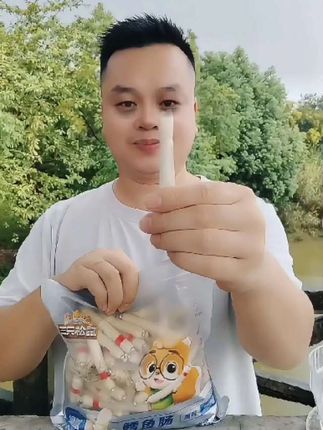 家里的孩子老喜欢吃三只松鼠的鳕鱼肠,一包就是80根,好吃不贵#妈呀太香了 #鳕鱼肠#好吃到停不下来#大人孩子都爱吃 #超便宜超划算