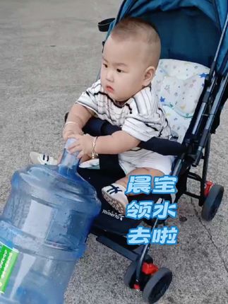 我们家晨宝也是劳动力了哦,每一口奶粉都没白吃😀😀