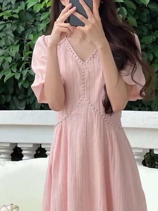 #我要上热门 肉肉女生都去穿这款连衣裙,真的太显瘦了!腰部褶皱设计很遮肉,侧面也不显肚子,背面也不显胖,面料质感很好,上身很高级,夏天单穿或者搭配开衫都很漂亮,真的好喜欢这种风格。