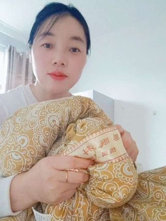 被子#看过来 冬天来了,你还在为寒冷的夜晚发愁吗?这款加厚驼毛棉被简直是我的心头好~驼绒被芯,触感舒适,适合单双人使用,很适合学生宿舍和家庭使用!!  无论是冬季的严寒还是春秋的微凉,它都能为你提供贴心的温暖。这款被子不仅暖和,设计也非常简约大方,轻松融入各种卧室风格。好不好看你们说了算,喜欢的朋友可以放心入!#驼绒被 #加绒被子秋冬款暖暖的 #家纺床上用品 #冬天被子推荐