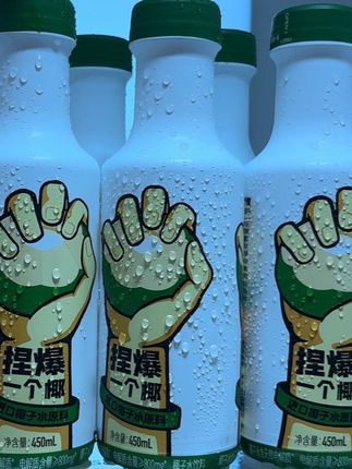 一口下去,清爽甘甜,带着自然的椰香,每一口都仿佛能感受到热带海风的清新。冰镇后更显清凉#椰子水
