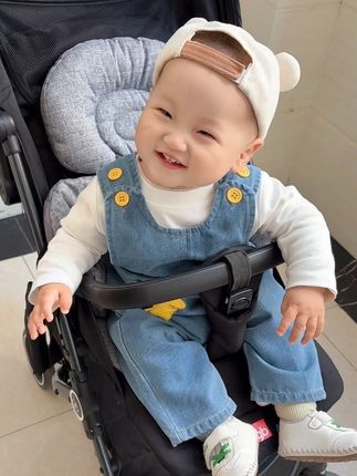 人类幼崽穿背带裤子也太可爱了吧!洋气又可爱的软牛仔背带裤,还是可开裆设计,宝宝穿着真的又舒服又好看~#时尚界不能没有人类幼崽 #萌娃穿搭 #高品质童装 #谁穿谁好看 #人类幼崽的可爱瞬间