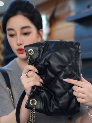 姐妹们,给你们推荐一个特别好看的包包,它的名字叫垃圾袋包包,真的是越看越喜欢啊!而且它超级百搭,随便配什么衣服都好看,容量也很大,像我们的ipad、水瓶都能装得下。#垃圾袋包包 #包包推荐 #女包