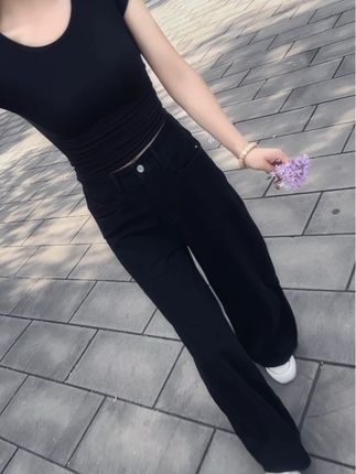 “生活不会教你 路该怎么走,只会教你怎么去适应,每个人 都活的不轻松,希望我们都是苦尽甘来的人,只要在变好、慢一点也无妨!”#秋季穿搭