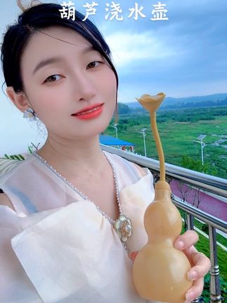 用我的葫芦水壶,给我的百合种球浇浇水#爱生活爱养花 #家庭园艺 #阳台养花 #我的花花世界 #养花我是认真的