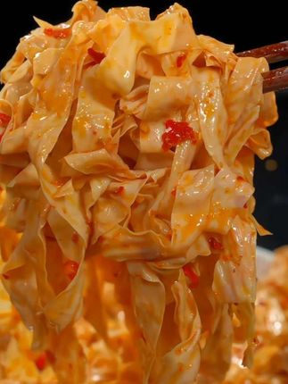 豆皮做法多样,凉拌、涮火锅,炒着吃都特下饭。干豆皮都是精选黄豆制成,豆香味更浓。#豆皮 #干豆皮 #鲜香下饭 #做法多样 #薅羊毛