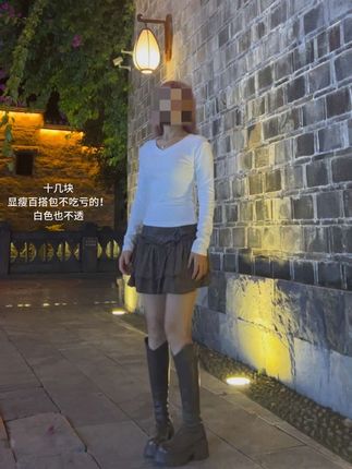 秋天想要叠穿有层次感,真的少不了这种基础又百搭的打底衫。它是这种修身但不紧身的版型,特别显瘦显身材比例,而且随便搭配一件外套都很好看。它的面料也是那种很柔软亲肤的,弹力也很大,穿上完全没有束缚感,#ootd穿搭 #小个子女生 #今天穿什么 #穿搭日记 #女大学生