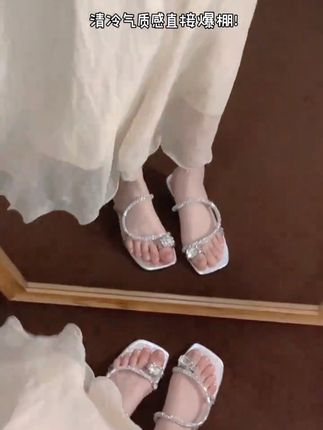 气质姐姐的穿搭!水钻凉鞋永远的神!!##夏季凉鞋 #轻奢女鞋 #仙女鞋 #凉鞋女 #高跟凉鞋