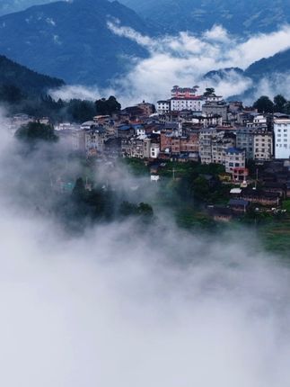 云雾中的小镇 几天的乡村旅游终于结束了,在途中天天遇到不好的天气,人的心情也会跟着烦燥,不过还好,总算遇到了美景,即便云儿把那些美景挡住,但也抹不去遇见的美景……也让风儿把那些不愉快的事吹跑吧! #云雾缭绕人间仙境 #旅行足迹 #这是什么神仙地方 #旅行感悟 #贵州又好玩又好吃