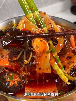 桃子姐家钵钵鸡麻辣鲜香,超级过瘾!想吃什么泡什么,一煮一泡就能吃,在家也能实现钵钵鸡自由#钵钵鸡 #蜀中桃子姐 #美食