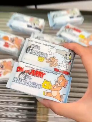出门一定要带这种酒精卫生湿巾!猫和老鼠的包装也真的好可爱!大牌子用着也放心#酒精卫生湿巾 #出门必备 #好物推荐🔥 #杀菌消毒#薅羊毛的快乐