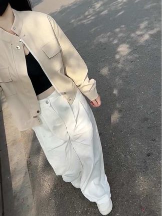 礼物和爱都不要伸手去要,主动给的是偏爱,伸手要的是施舍,没有人不懂得浪漫,只是看他有没有那份心意.”#高级感穿搭 #韩系穿搭 #气质范 #通勤搭配