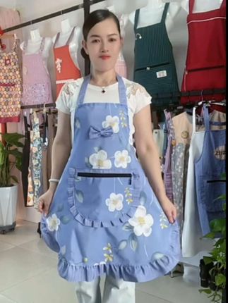 【新款围裙女洋气防油污家用厨房做饭时尚韩版吊带裙挂脖工作服批发】#洋气可爱围裙#新款挂脖式围裙#防污耐脏,结实耐用#花边拉链大口袋#美观,实用,多色可选,超便宜,超划算。质量杠杠的好。