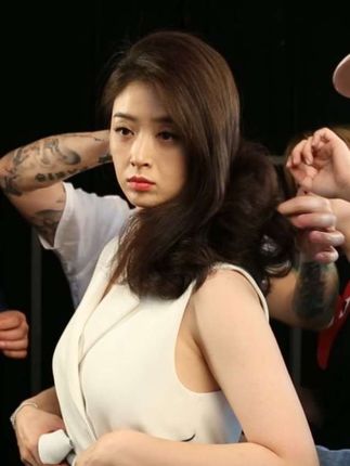 #蒋欣 早期棚拍现场,姐姐演技颜值身材都很傲人#女神 #万万没想到