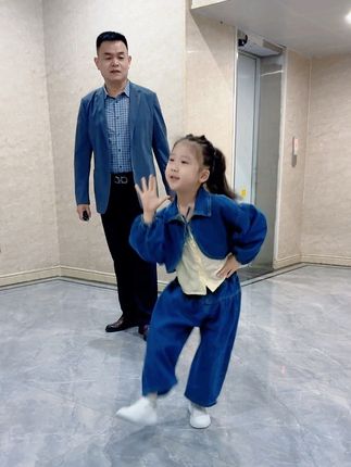 小挂件自编自跳的舞蹈真的很飒,哈哈哈。#爱跳舞的小姑娘 #爷爷奶奶带大的孩子 #舞台无处不在