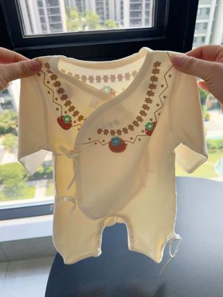 姐妹们快看这件宝宝连体衣,母婴A类的品质,非常适合宝宝娇嫩的皮肤,而且还是无骨缝制的,不会磨伤宝宝的肌肤。它整体是这种长袖的设计,可以很好的保护宝宝不受凉,真的太可爱了!#宝宝衣服 #面料柔软舒适 #秋季新款 #婴幼儿服饰 #宝宝穿搭