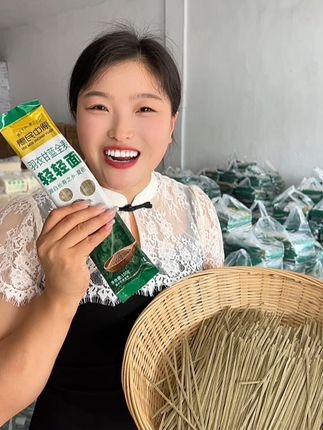 0脂肪的羽衣甘蓝面条又来了,做汤面吃,打卤面,拌面都可以吃,身材管理的也可以当代餐#羽衣甘蓝 #羽衣甘蓝的吃法 #羽衣甘蓝面条
