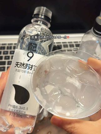 配9苏打水 夏天到了,冰箱里面离不开的就是这个苏打水了,它是偏弱碱性的,小分子团水,非常好吸收,一定要多囤一点!#苏打水 #夏季饮品 #仙女都在喝什么 #饮品 #饮品推荐