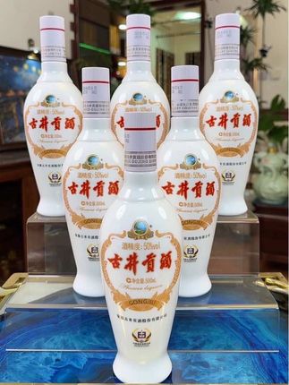 古井贡酒老瓷贡都这价了!经典的瓶身还是经典的老味道!走亲访友送礼倍有面儿!#送礼佳品 #白酒 #纯粮酿造 #好喝不贵