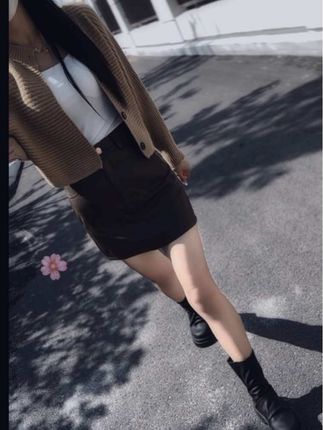 生活,就是一边拥有,一边失去;一边选择,一边放弃;人生已经很苦了,我们又何必那么懂事。#穿搭#毛衣#针织衫 #短裙