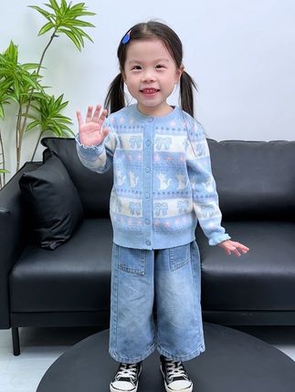 日子在重复过 小宝贝也在悄声无息的长大 忽然又觉得时间太快了 即使努力参与她的成长 还是遗漏了很多的瞬间 逐渐明白 在这段亲子关系里 陪她长大 大概是做过最正确的决定 #我的女孩👧🏻 #陪你长大 #高品质童装 #戴维贝拉