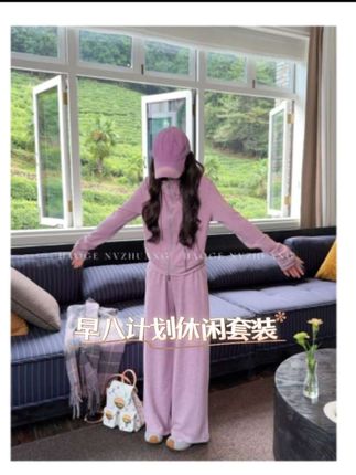 #预制国庆出游穿搭 早秋新款的一个小套装来喽!它是一件小开衫加上一条休闲裤,面料特别舒服,而且很轻薄,非常适合现在的季节过渡去穿。现在早晚温差比较大,白天可以单穿这条裤子,晚上或者出门的时候可以把这个小开衫披上,特别方便,而且很舒服 #出游穿搭 #今日穿搭 #浩哥女装穿搭 #秋冬新款