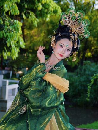 妆娘勇闯手作圈儿 妆娘没有合适的头饰的时候,就会选择自己做
模特:@倾酒
#孔雀公主 #手工 #汉服 #汉服妆造前后有多惊艳