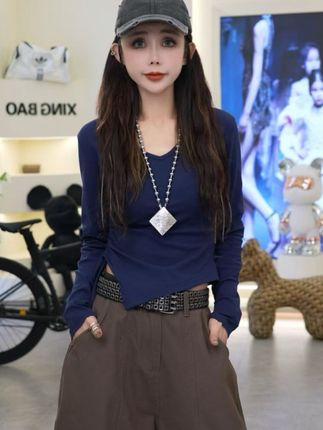 长袖辣妹不规则秋冬侧边抽绳收腰显瘦V领打底衫绵女装后背镂空T恤#爆款热卖中 #面料柔软舒适 #我要上热门🔥 @抖音小助手 @DOU+上热门 🔥