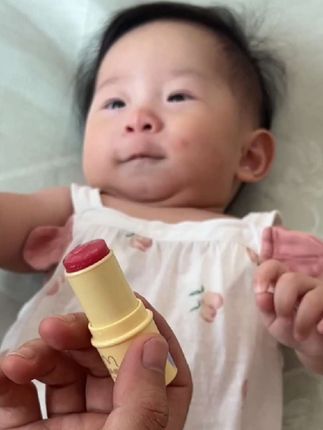 植物妈妈这款紫草膏涂上以后清清凉凉的,很舒服,里面主要是紫草精华,宝宝用着也很放心#宝宝好物推荐 #人类幼崽 #宝宝护理 #养娃日常 #带娃好物