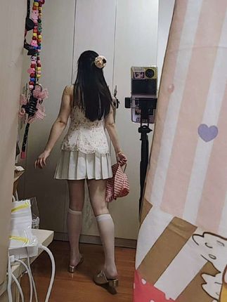 过膝小白丝绝对是夏日穿搭小心机,纯欲甜美。#甜妹 #ootd #夏日穿搭小心机 #穿搭 #甜妹