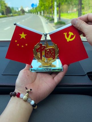 如果信仰有颜色,那就是中国红。#五星红旗迎风飘扬 #红旗摆件 #车载摆件 #汽车好物