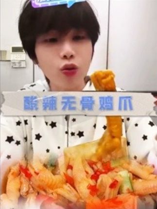 K总力推脱骨侠蒜香无骨鸡爪,爪大肉厚、都带筋,酸辣甜的口感,又糯又脆,真的特别好吃😋,爱吃鸡爪的无脑冲#k总 #无骨鸡爪 #酸辣无骨鸡爪 #脱骨侠 #美食