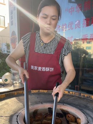 热乎乎的现烤酥饼出炉了,又香又酥又脆,里面是梅干菜扣肉馅,好吃到挺不下来,#舌尖美味