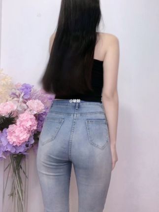 #背影杀 #紧身牛仔裤 #牛仔裤女神 #后背摇