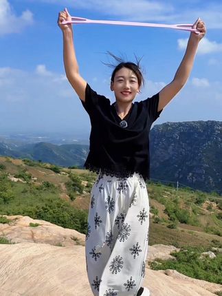 一根拉力器,方便携带,每天200下,背薄了,身材越来越好了#开肩美背 #居家锻炼