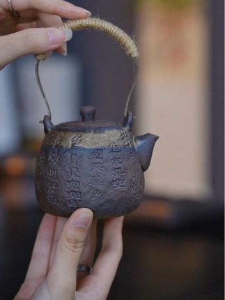 心经老岩泥提梁壶,仿佛装着时光的诗氛围感茶具,每一处细节都散发着魅力。 #茶生活 #茶器 #禅意生活 #茶器之美 #茶具